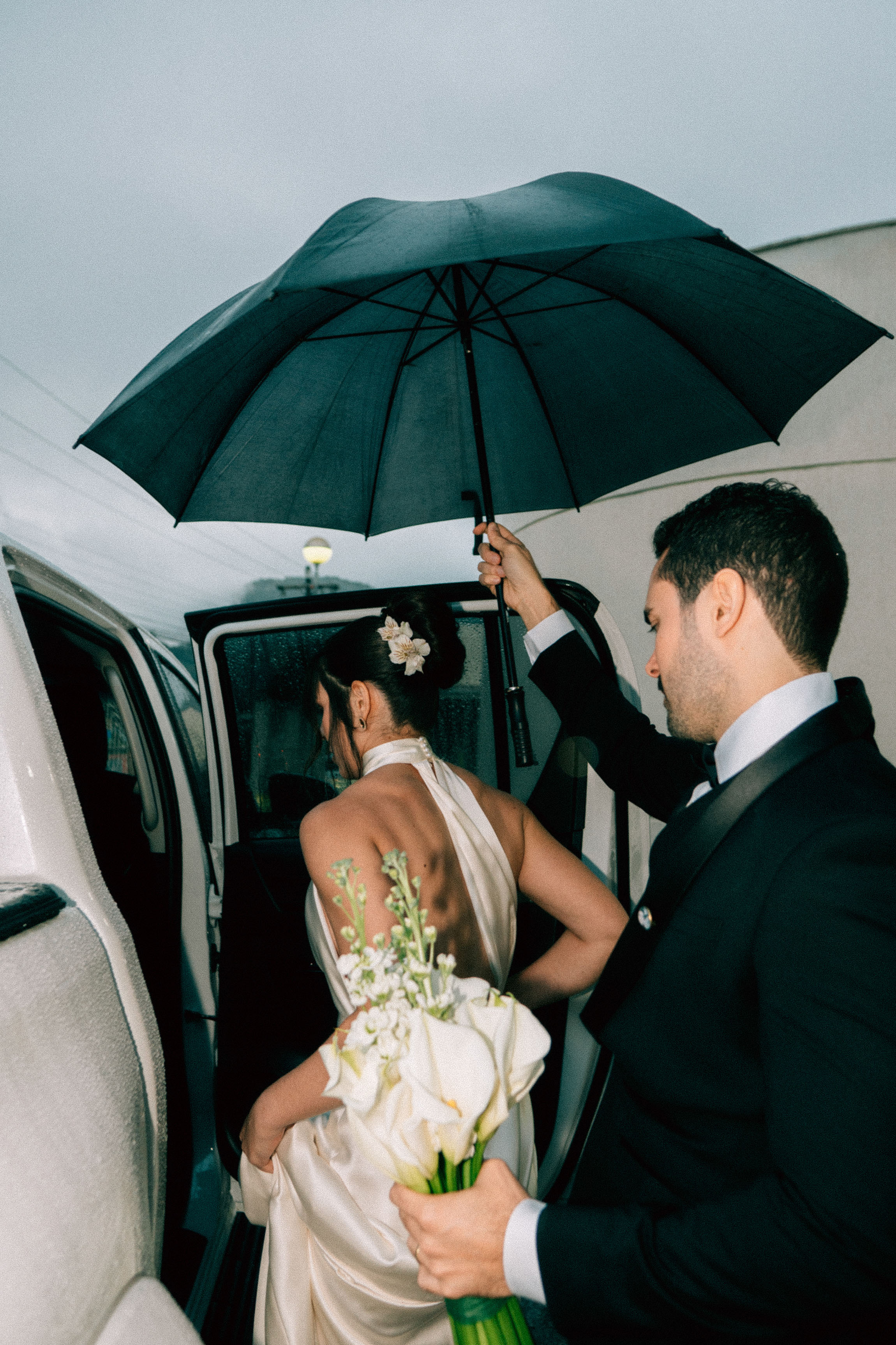 Saída dos noivos de carro no casamento